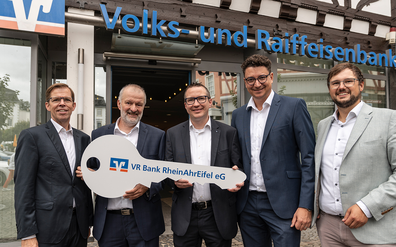 Generationswechsel (von links): Vertriebsvorstand Michael Kuch, scheidender Filialleiter Ulrich Runkel, neuer Filialleiter Benjamin Christen, Regionalmarktdirektor Christian Kehr und Privatkunde-Teamleiter Sebastian Jacke. (Foto: Heinz-Werner Lamberz)