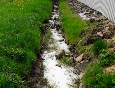 Eine milchweie Frbung im Leimbach beschftigt die Kreisverwaltung des Westerwaldkreises. Sie erbittet Zeugenhinweise aus der Bevlkerung. (Foto: Ortsbrgermeisterin Birgit Schmidt, Hellenhahn-Schellenberg) 