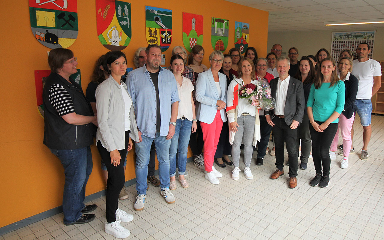 Carmen Probst wurde von Schulrtin Maria Engelhard und im Beisein von Brgermeister Otto Neuhoff und des Lehrerkollegiums zur neuen Leiterin der Theodor-Weinz-Schule in Aegidienberg ernannt. (Foto: Stadt Bad Honnef)