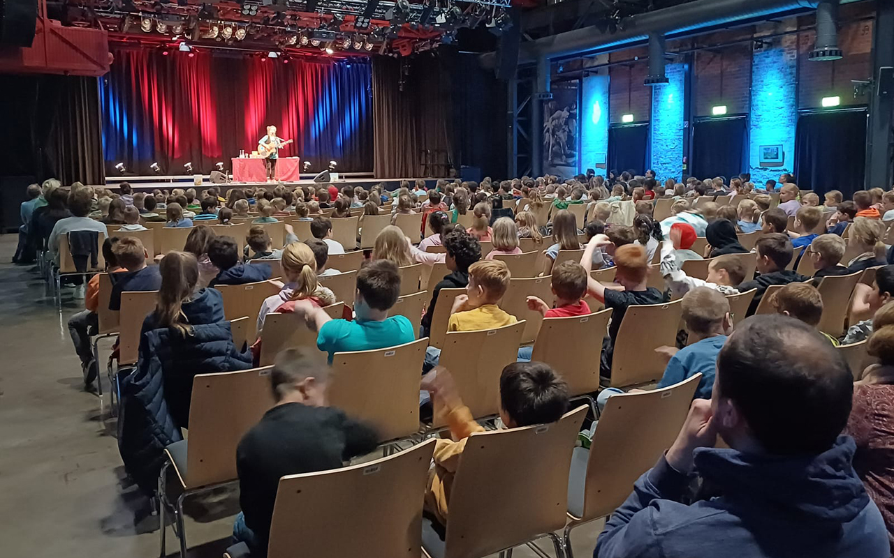 Westerwlder Krimifestival: Lesung begeistert 400 Kinder in Wissen