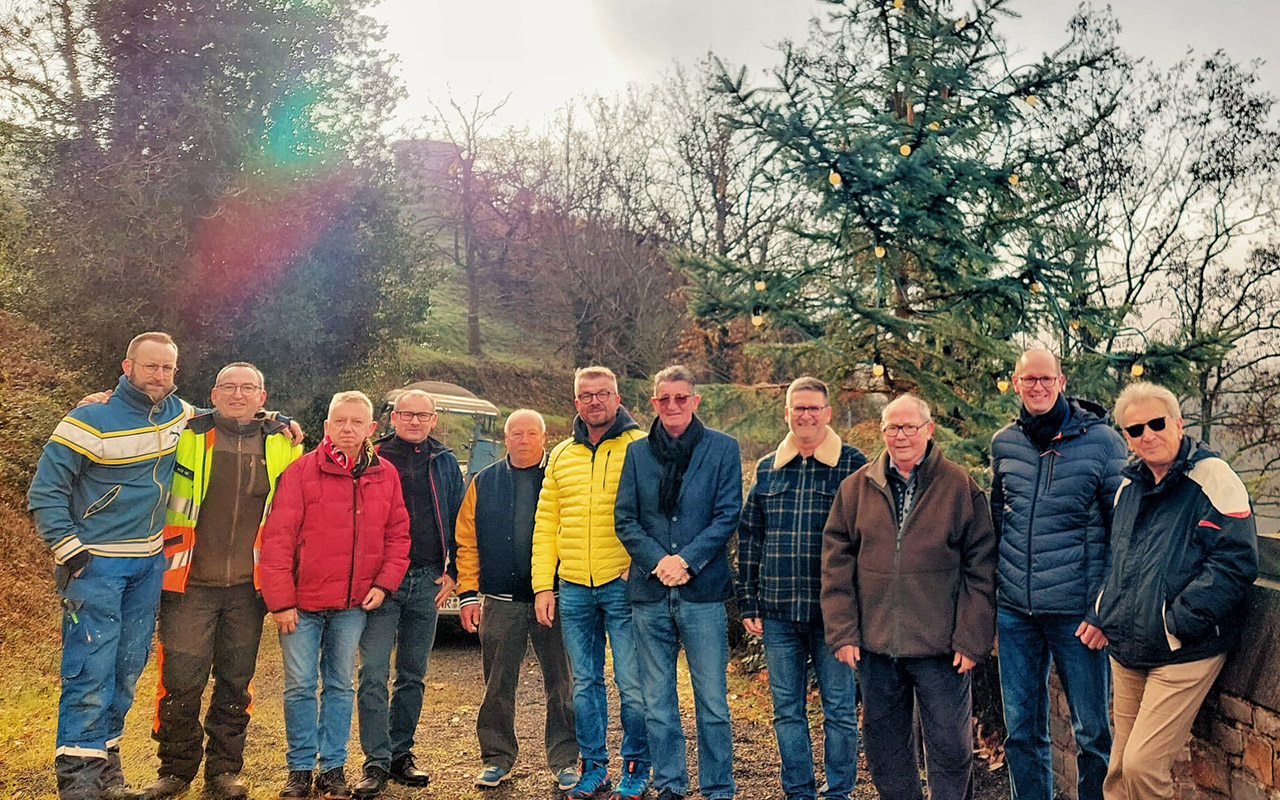 Der Tannenbaum vor dem 29er Ehrenmal auf der Rheinbrohler Ley grt auch in diesem Jahr wieder zur Advents- und Weihnachtszeit. (Foto: privat)