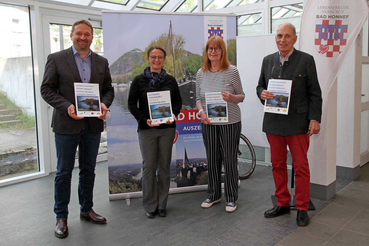 Dr. Hans-Jrg Marsteller (von rechts) und Helga Ebel-Gerlach haben den Leitfaden Gesundheit auf Deutsch und Ukrainisch mageblich gestaltet und nun an Nadine Batzella und Holger Heuser bergeben. (Foto: Stadt Bad Honnef)