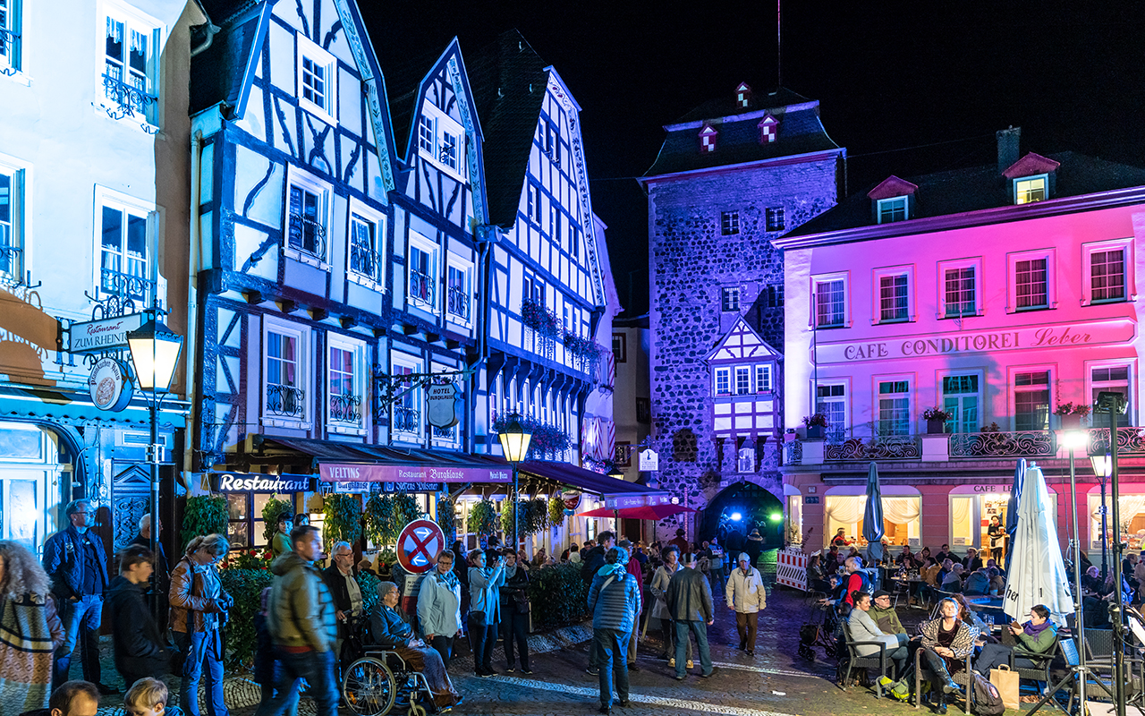 Der Burgplatz taucht in ein wechselndes Farbenspiel. (Fotos: creativ-Werner Lamberz)