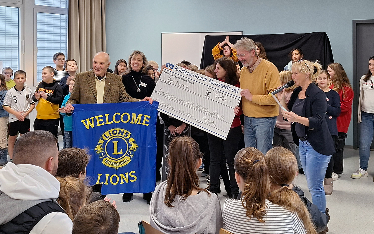 Lions Club Rhein-Wied bergibt 3000 Euro-Spende an Deutschherrenschule Waldbreitbach