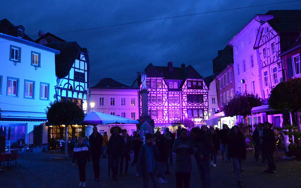 "Linz leuchtet" lsst Fachwerkhuser in verschiedenen Farben erstrahlen