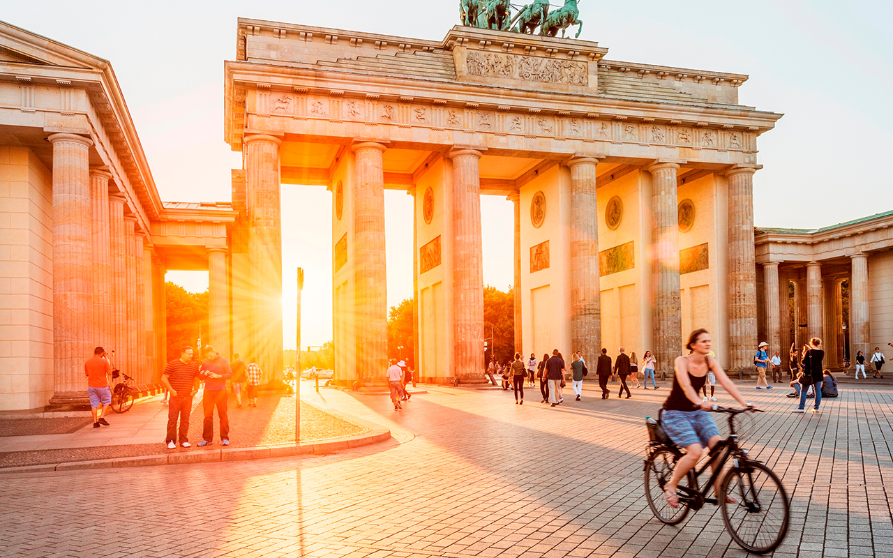 Die Kreisjugendpflegen der Kreise Altenkirchen und Neuwied bieten eine mehrtgige Berlin-Reise  hier das Brandenburger Tor  fr Jugendliche ab dem Alter von 15 Jahren an. (Foto: visitBerlin/Dagmar Schwelle)
