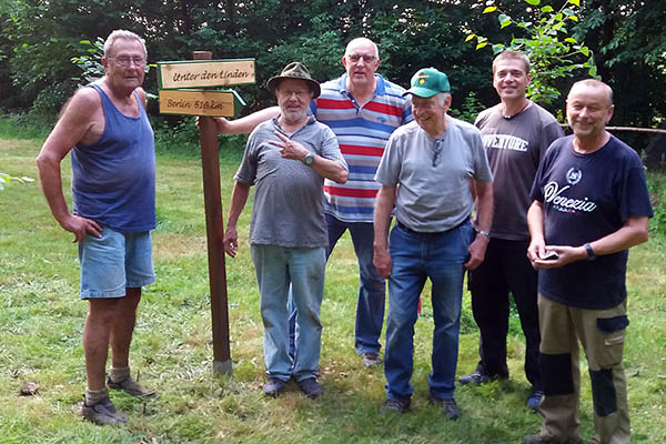 Ganz rechts der Schildermacher Lothar Holzapfel aus Muscheid. Foto: pr