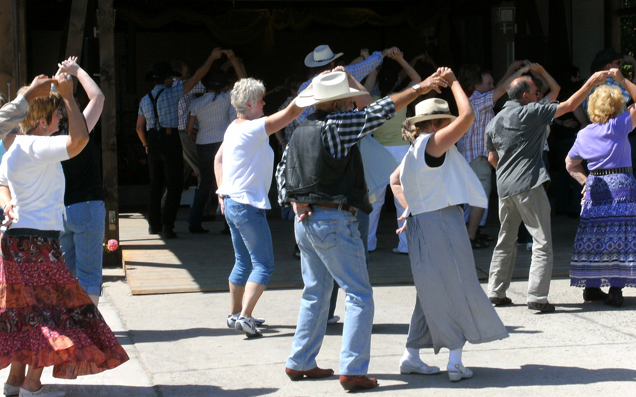 In dem Kurs werden Linedance-Chorografien vermittelt. (Symbolbild: Marc Tollas/Pixelio)