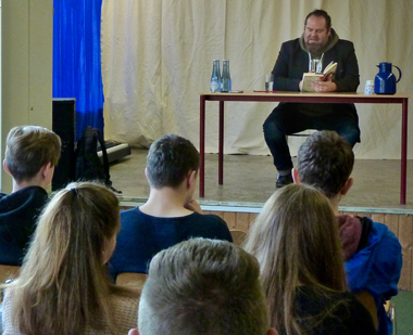 Autor Christian Linker las vor der Schlerschaft der Marion-Dnhoff Realschule plus Wissen und traf den Nerv des jungen Publikums. Foto: Schule