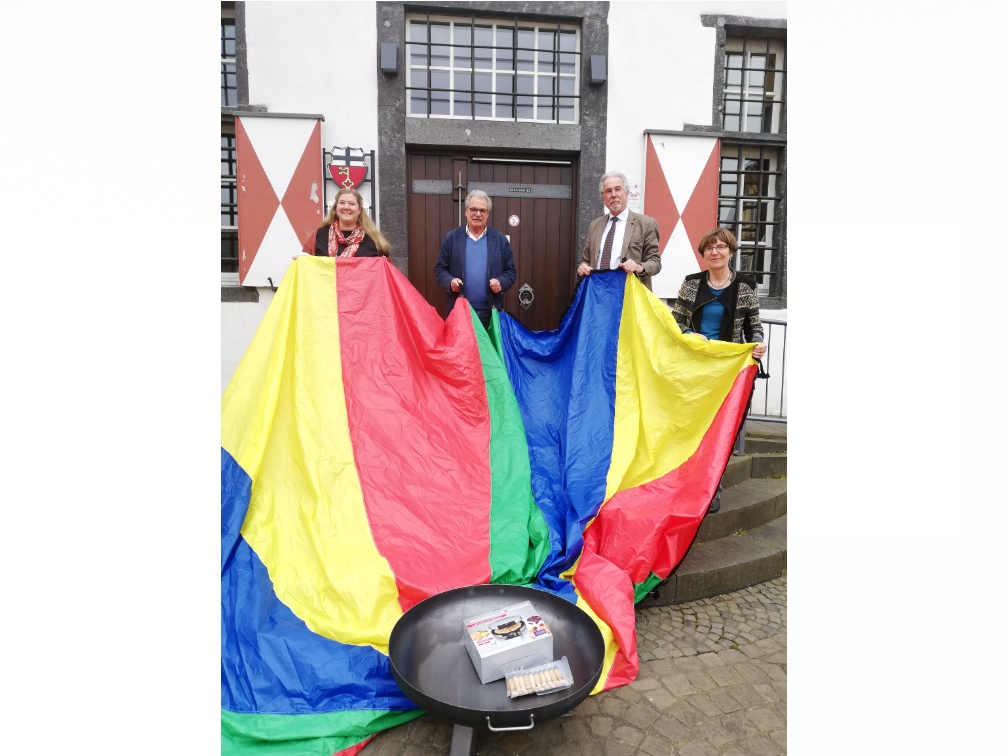 Dr. Hans Georg Faust und Michael Schneider berreichen an Andrea Nantke und Christiane Guth von der FBS das neue Material fr die Ferien. (Foto: Familienbildungssttte Linz)