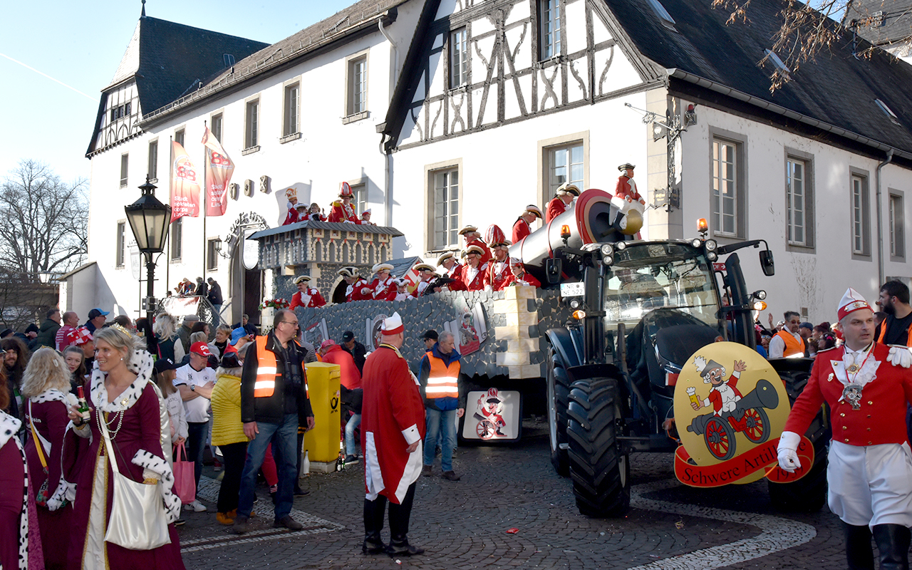 Linz: Nrrischer Lindwurm schlngelte sich durch die Bunte Stadt