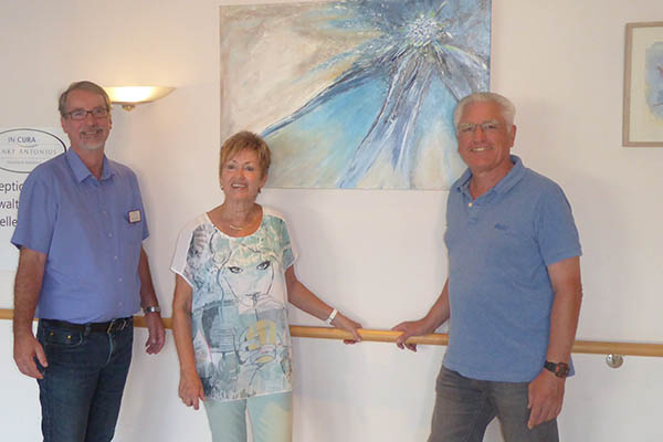 Von links: Vor dem Titelbild der Ausstellung Einrichtungsleiter Sven Lefkowitz mit den Knstlern Gretel Kiesewetter und Wolfram Sauerbrei. Foto: privat