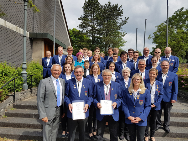 Ein stolzer Jubilumsmusikverein Harmonie Kurtscheid ehrt die Mnner der ersten Stunde. Sie erhielten Urkunden und Ehrennadeln des Landesmusikverbandes Rheinland-Pfalz und ein herzliches Dankeschn: (1.Reihe von links nach rechts) Achim Hallerbach, Vorsitzender Kreismusikverband Neuwied, Ferdi Wittlich, Vorsitzender, und Hermann Josef Gersthahn. Foto: Privat