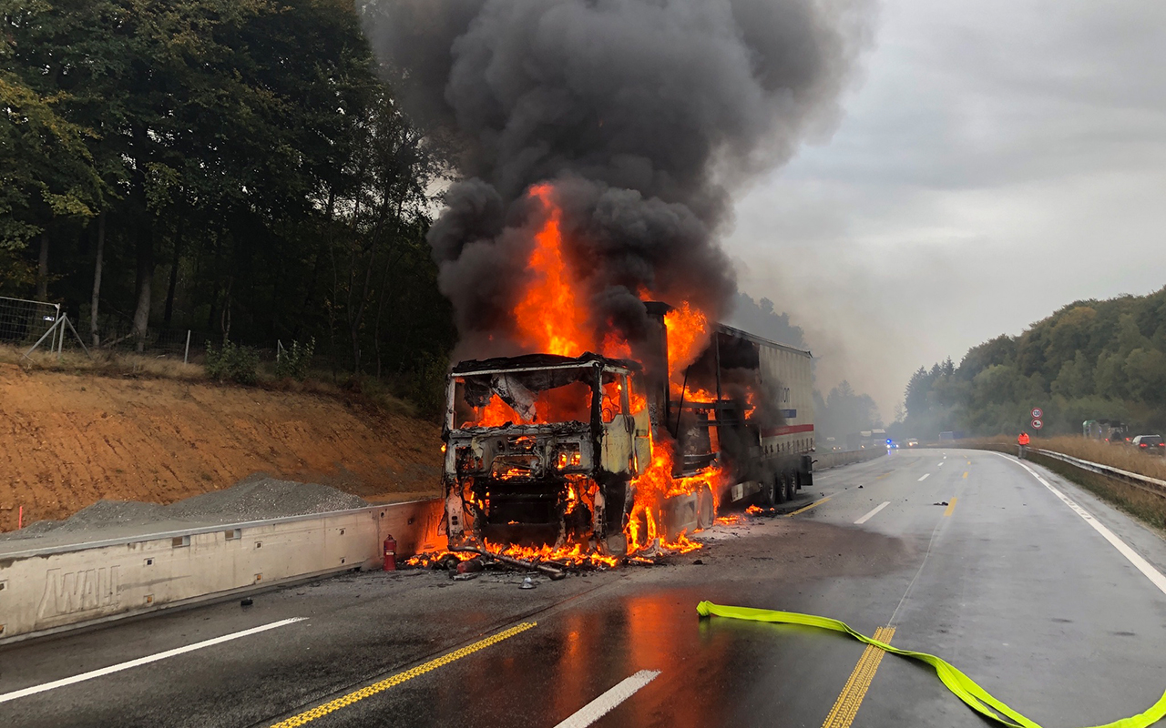 Der Sattelzug brannte vollstndig aus. (Foto: Polizei Montabaur)