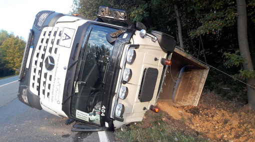 Der umgekippte LKW an der B 8. (Foto: Polizei)