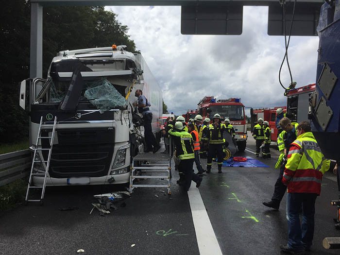 Nach Auffahrunfall zwei Personen im LKW eingeklemmt