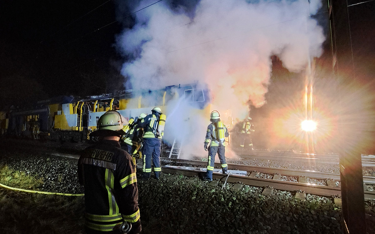 Ein Arbeitszug geriet in Brand. (Fotos: FF VG Unkel)