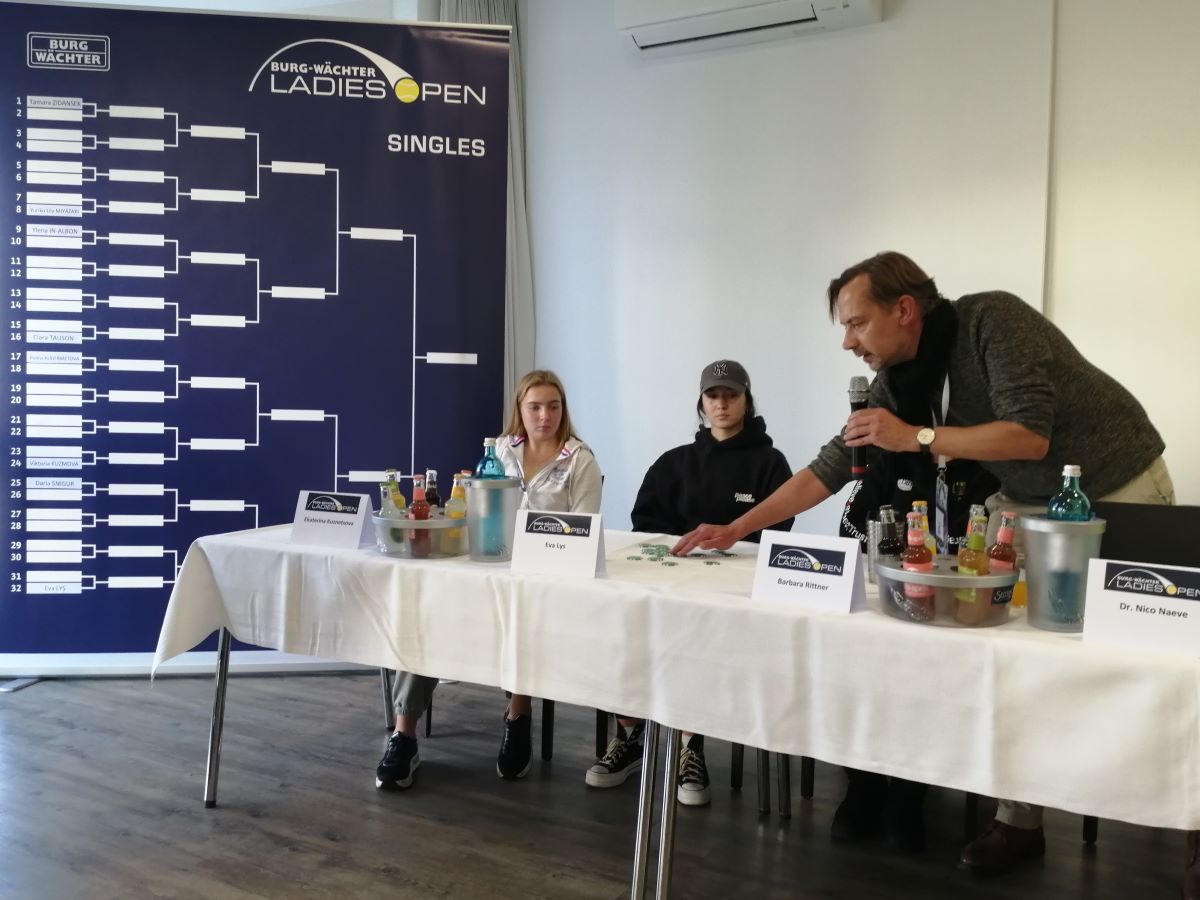 Alles muss seine Richtigkeit haben. Oberschiedsrichter Dr. Nico Naeve ordnet die Spielchips, mit denen die Auslosung erfolgt. Als Glcksfeen agieren Ekaterina Kuznetsova (links) und Eva Lys. (Foto: vh) 