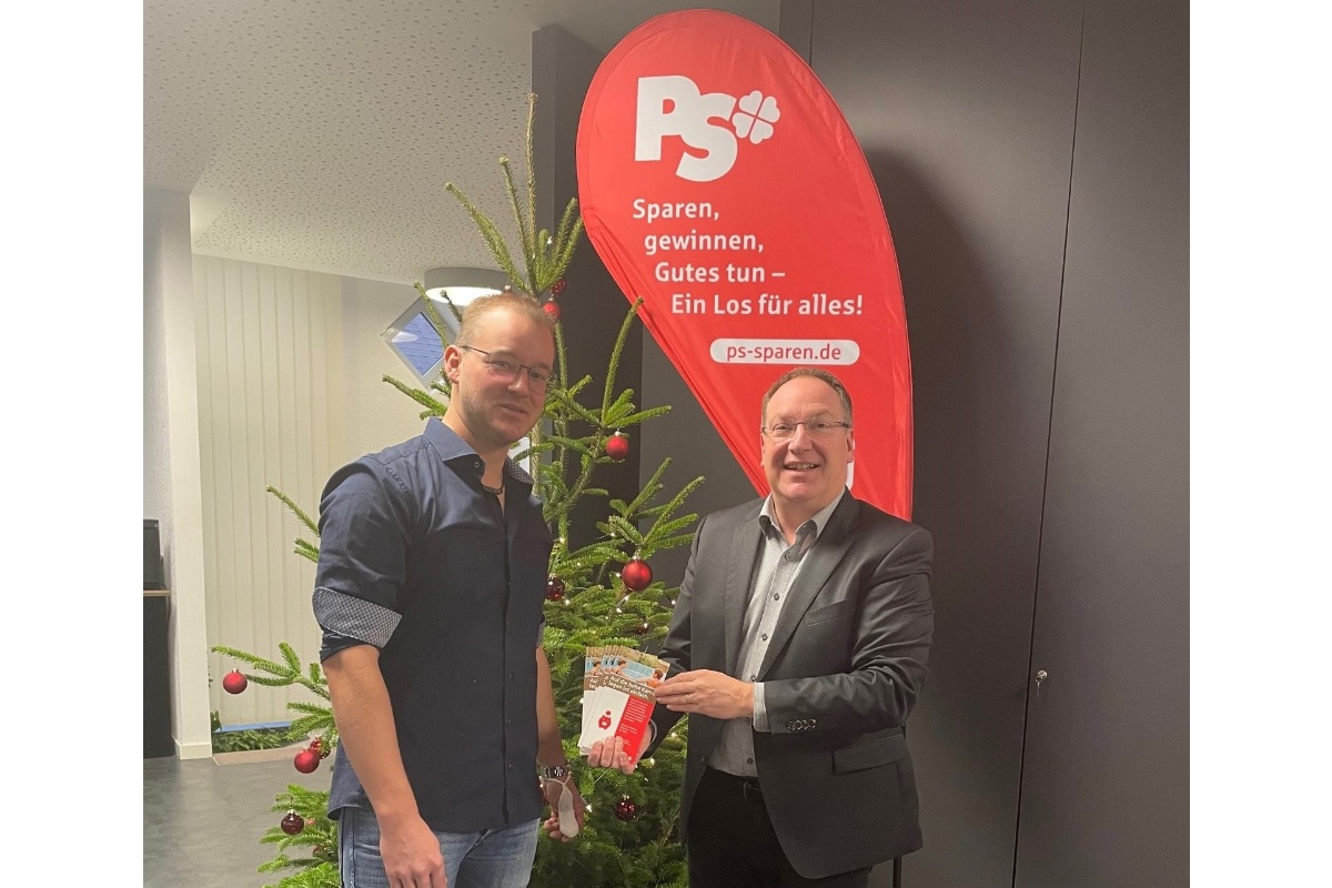 Der langjhrige PS-Sparer Stefan Heyden, hier mit dem Leiter des Beratungs-Centers in Hamm, Torsten Fuchs, freute sich riesig. (Foto: Sparkasse Westerwald-Sieg)