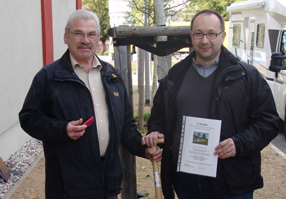 Kirchenbaumeister Willi Jung und Thorsten Bienemann (von links) pflanzten den Lutherbaum in Wittenberg. Fotos: pr