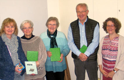 Die Leiterin der Bchereifachstelle der Evangelischen Kirche im Rheinland, Helga Schwarze (rechts), ehrte aus dem Kirchenkreis Altenkirchen gleich vier Jubilare. Zwei von ihnen, Dr. Maria Hasenbach-Wolff (25 Jahre/links) von der Bcherei Gebhardshain und Susanne Ltzenkirchen, Synodalbeauftragte des Kirchenkreis (30 Jahre/2.von links) konnten in einer "Ehrenrunde" ihr Dankeschn  natrlich ein Buch!  entgegennehmen. Fotos: Petra Stroh