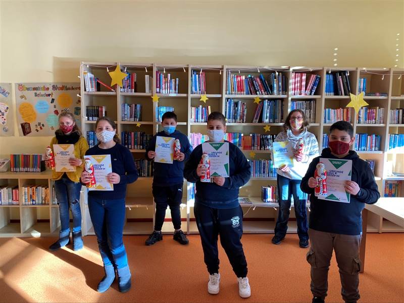 Alle Teilnehmerinnen und Teilnehmer am Lesewettbewerb freuten sich ber eine Urkunde, einen vorweihnachtlichen Schokoladennikolaus und Kakao. (Foto: Schule)