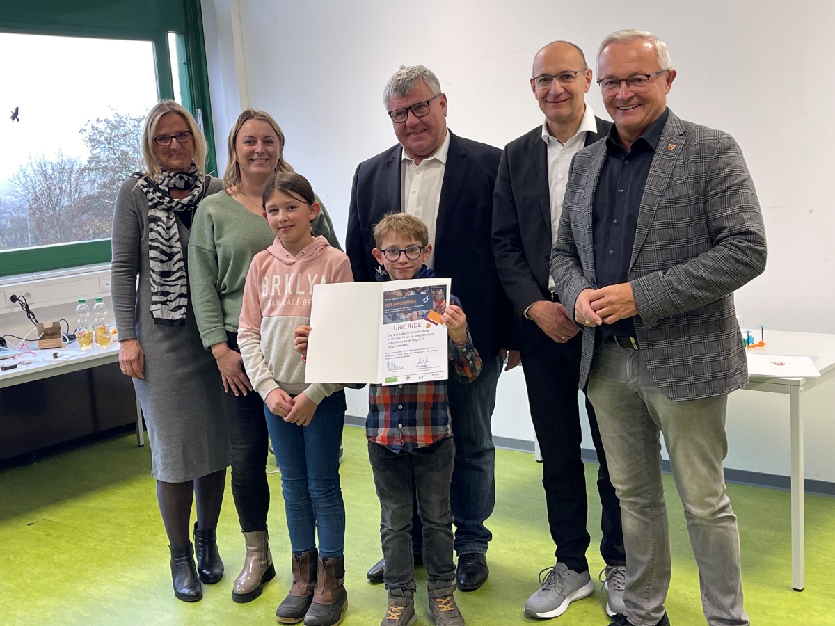 34 Schler aus fnf Schulen mit elf Lehrern verbrachten einen Vormittag mit Challenge und Forscherpreisverleihung im Kreismedienzentrum auf dem Heddesdorfer Berg. Alle Forscherpreisklassen haben ihre Projektarbeiten prsentiert. (Fotos: Martin Boden/Kreisverwaltung Neuwied)