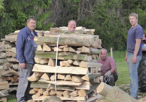 Mnner bei der Arbeit: Schon seit Wochen bereiten die Mitglieder des Brgervereins das Holz fr den Meiler vor. (Foto: Brgerverein Frthen/Rudolf Beyer)