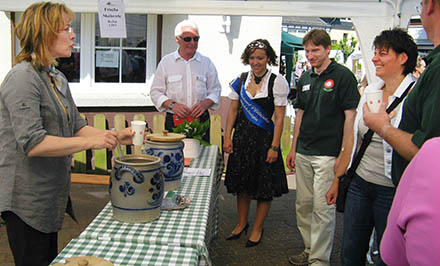 Mit einer Maibowle, mit frischen Maikrutern aus dem Grenzbachtal angesetzt, wartet der Heimat- und Verkehrsverein Horhausen auch wieder beim 38. Westerwlder Blumenmarkt am Samstag, 12. Mai, in Horhausen auf. Archivfoto: Heimat- und Verkehrsverein