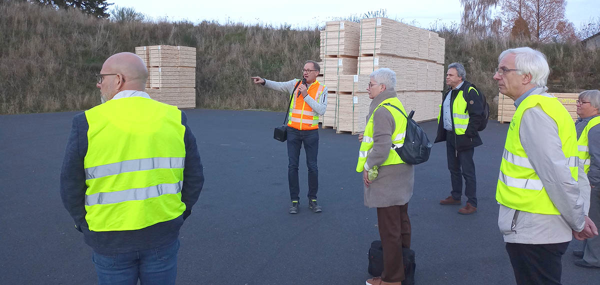 Die vielseitigen Holznutzungsmglichkeiten lernten die Pfarrer bei dem Betriebsrundgang kennen. (Foto: Evangelischer Kirchenkreis)