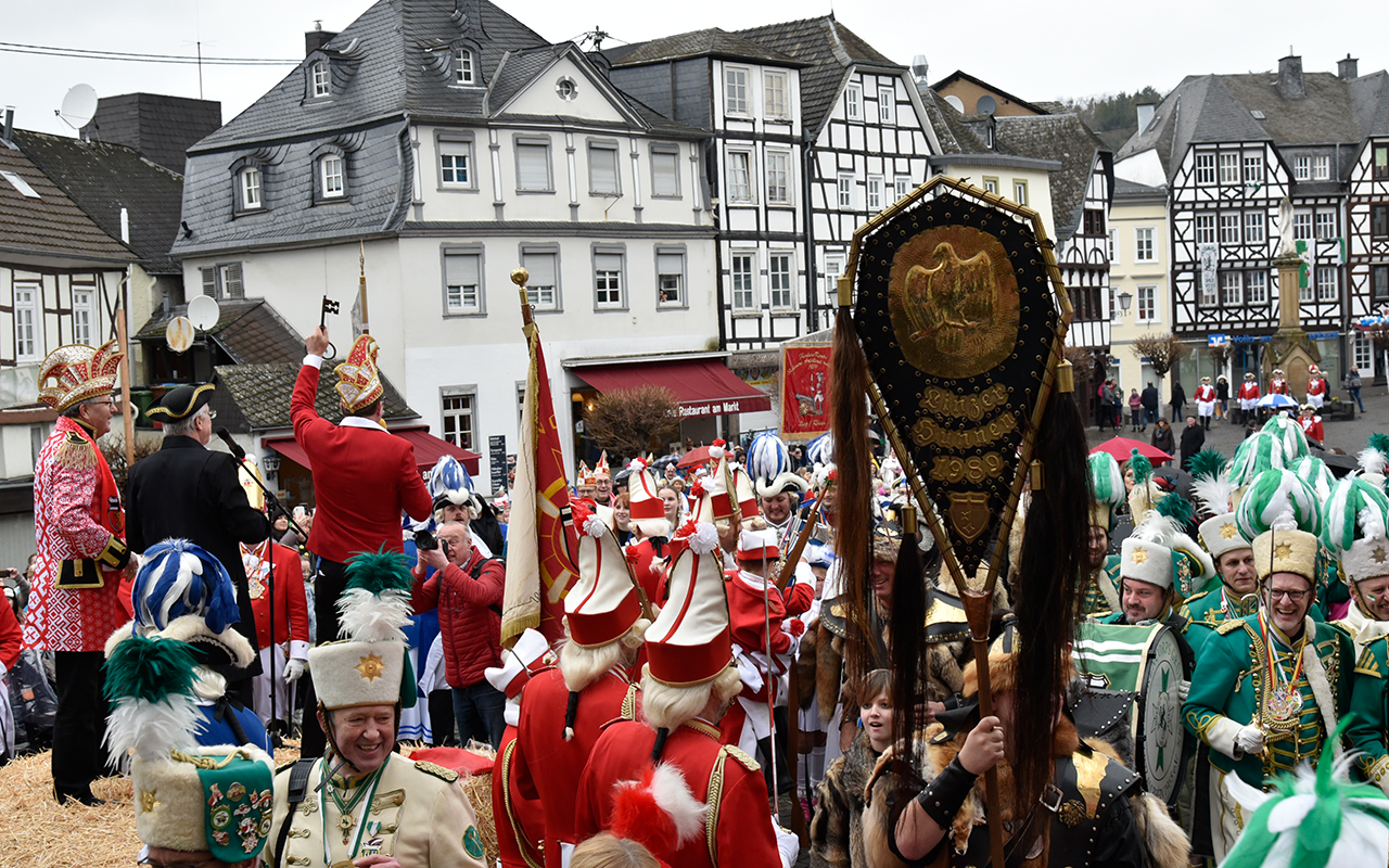 Auf dem Marktplatz wimmelte es von Karnevalisten. (Fotos: sol)