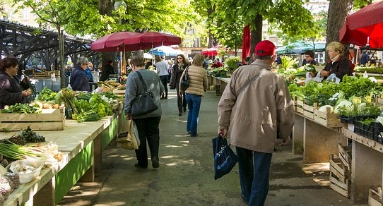 Der Betzdorfer Wochenmarkt kehrt zurck in ein Teilstck der Hellerstrae sowie auf den Gerberplatz neben dem Rathaus. Dadurch ergeben sich fr die Markttage dienstags und freitags neue Verkehrsregelungen fr diesen Bereich. (Symbolfoto: Martin Winkler auf Pixabay)