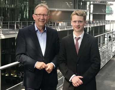 Erwin Rddel hatte Marlon Kowalski aus Gieleroth fr das viertgige Planspiel Jugend und Parlament 2017 im Deutschen Bundestag erfolgreich nominiert. Foto: pr