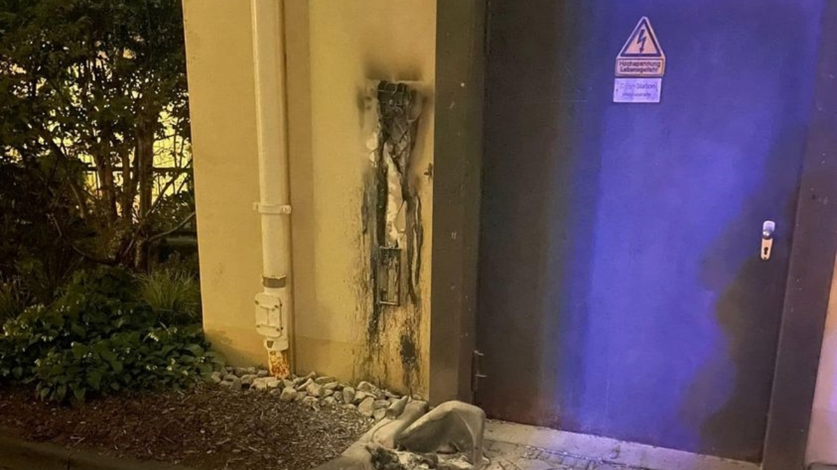 Laut Polizei hatten unbekannte Tter zunchst eine braune Bioabfalltonne und im Anschluss ein an einer Wand befestigten Mlleimer entzndet. (Foto: Feuerwehr Betzdorf)