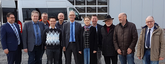 Das Bild zeigt die Besucher vor der neuen Halle der Firma Mefkon mit den Geschftsfhrern Renate und Wolfgang Lorenz sowie den IHK-Vertretern, Beigeordneter Rolf Schmidt-Markoski, die beiden Ortsbrgermeister Richard Schmitt (Willroth) und Werner Eul (Krunkel) sowie Mitarbeiter der Verwaltung. Foto: IHK