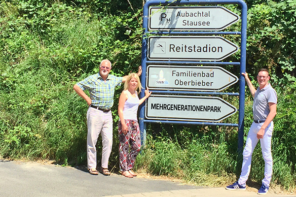 Das untere Hinweisschild gibt es bislang nur als Fotomontage  doch der ausgewiesene Mehrgenerationenpark soll Realitt werden, sind sich (v. li.) HVV-Vorsitzender Rolf Lhmar, Lana Horstmann (SPD) und Jrg Rder (CDU) einig. Fotomontage: HVO