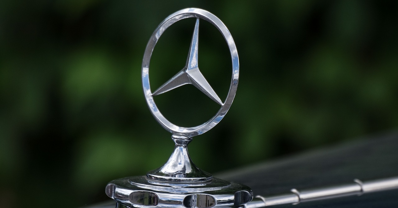 Wissen: Unbekannte beschdigen Mercedes und nehmen Mercedesstern mit