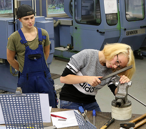 Das Feilen ist zu Beginn der Ausbildung eine der Hauptttigkeiten in Metall-Berufen. Fotos: anna