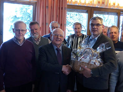 Vorsitzender Michael Reichling (rechts) verabschiedete den langjhrigen Chorleiter Gerd Pfeiffer. Foto: Verein