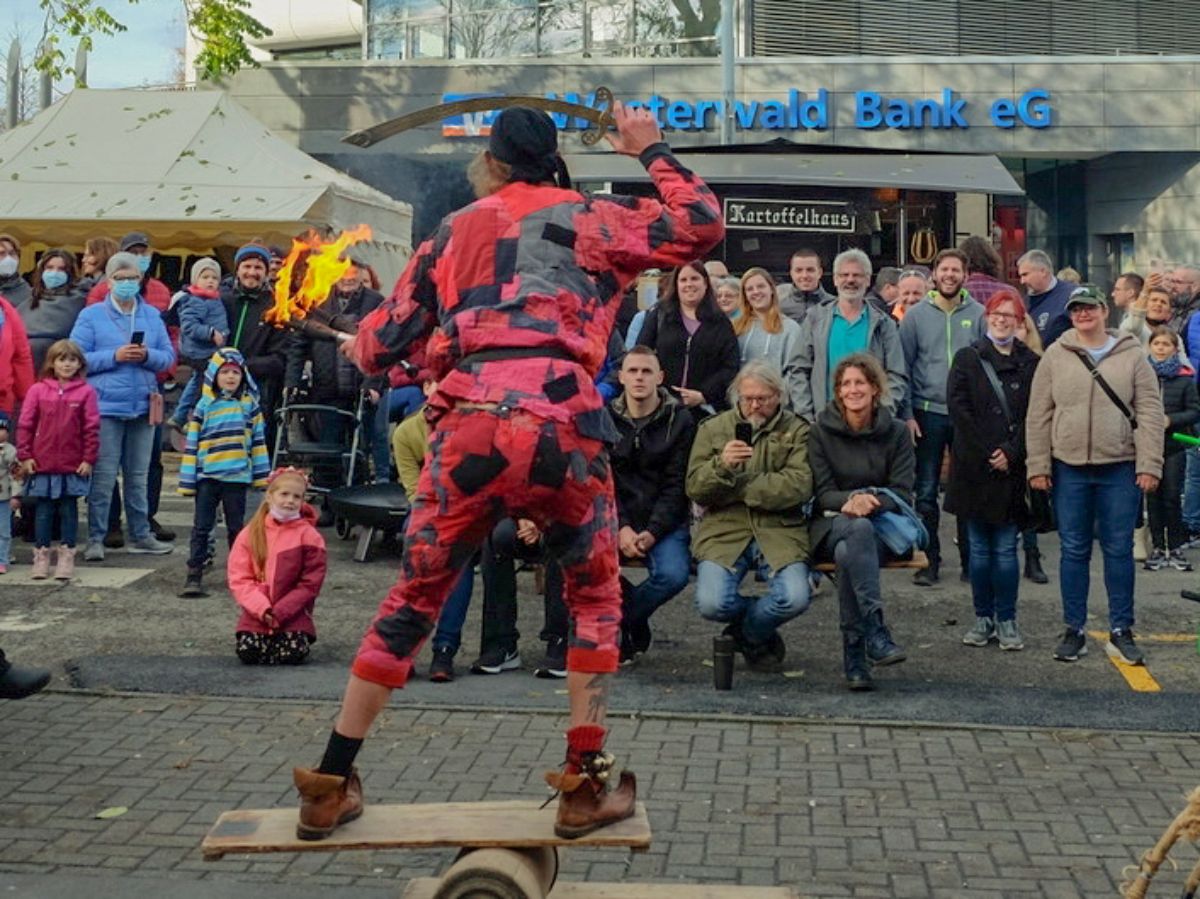 Viele Besucher aus nah und fern kamen, um mittelalterliches Treiben mit traditionellem Martinsmarkt-Geschehen in Wissen zu erleben. Mehr Bilder unter dem Artikel. (Fotos: KathaBe)