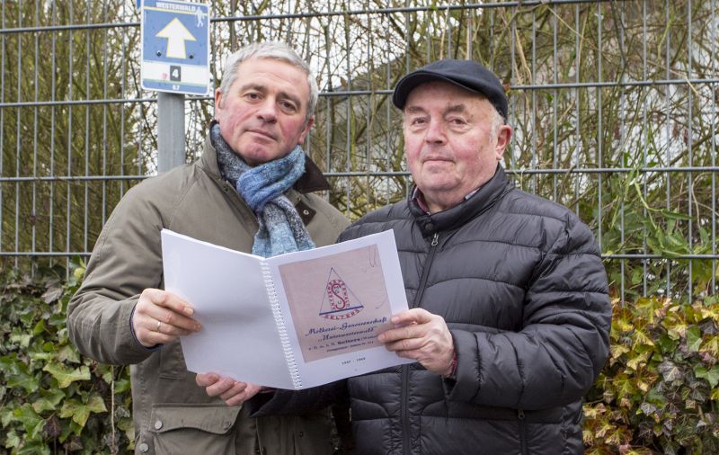 Stadtbrgermeister Rolf Jung und Gnther Schnberger mit der Dokumentation. Fotos: privat