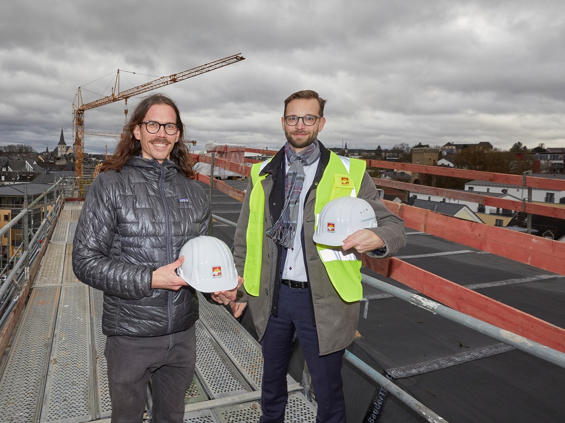 (V.l.) Klimaschutzmanager Max Weber und Brgermeister Ulrich Richter-Hopprich besichtigen das neue Verbandsgemeindehaus, das mit Geothermie und Photovoltaikanlage auch zum Klimaschutz beitrgt. (Fotoquelle: Verbandsgemeinde Montabaur)