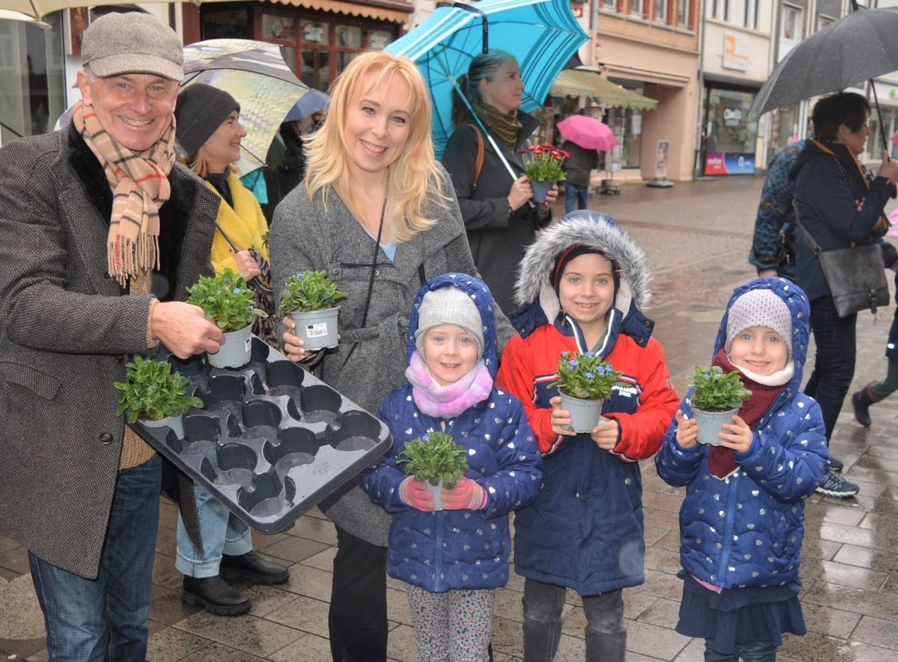 Citymanageer Josef Schller verschenkte jede Menge Pflanzen, hier an eine Mutter mit Kindern. Fotoa: Wolfgang Rabsch