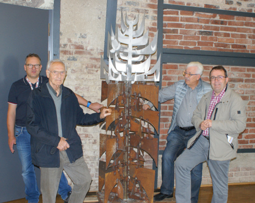 Prsentierten die Skulptur Unheilvolle Kriege und beginnende Freundschaft: (von links) Wissens Stadtbrgermeister Berno Neuhoff, Bildhauer Arnold Morkramer und die stdtischen Beigeordneten Horst Pinhammer und Claus Behner. (Foto: as)