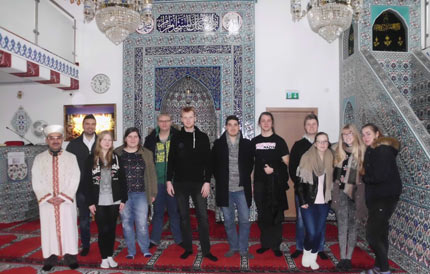 Die Moschee in Betzdorf war Ziel einer Exkursion der Oberstufenschlerinnen und -schler der IGS Hamm. Foto: Schule