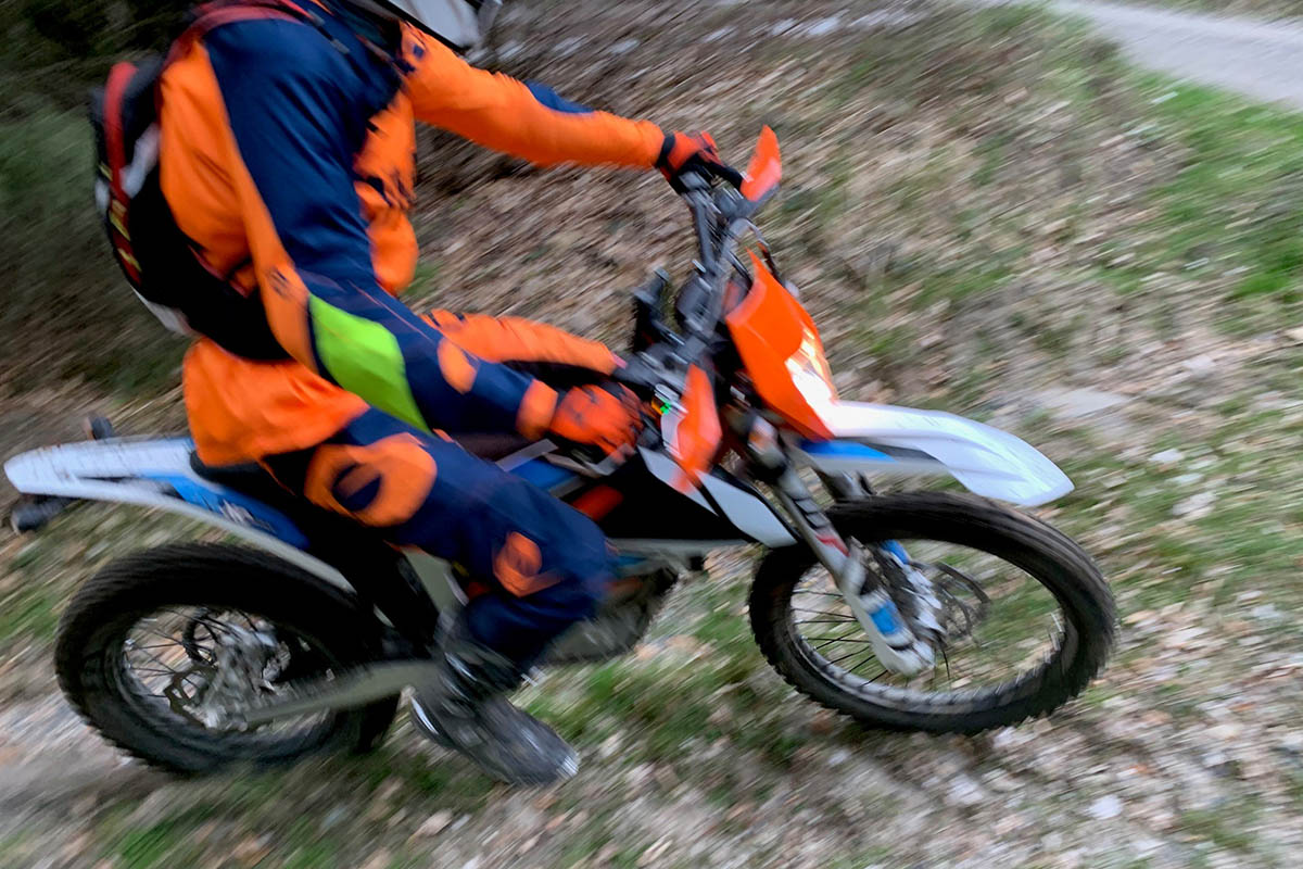 Ein unbekannter Motorradfahrer mit orangefarbenem Oberteil im Wald;  Polizei RLP