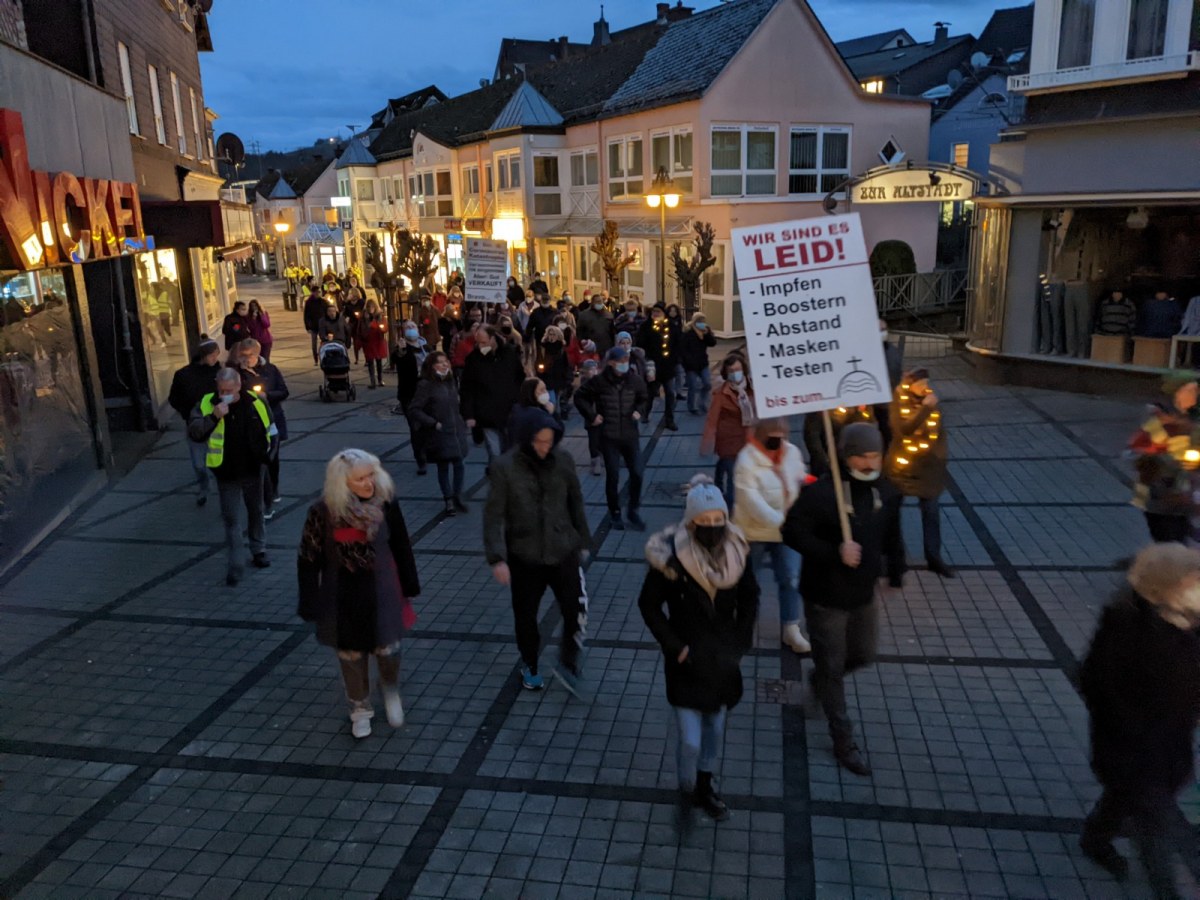 Mit Trillerpfeife und klaren Forderungen: 130 "Montagsspaziergnger" in Betzdorf
