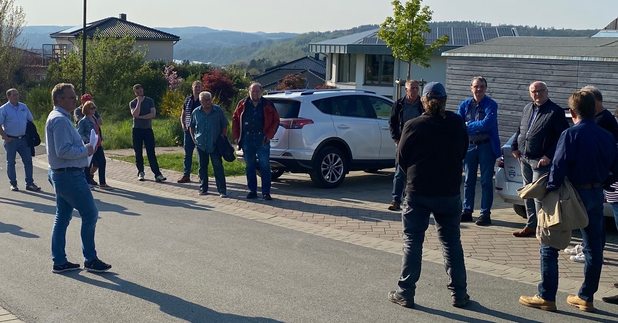 "Menanner Schwtzen" fand als Stadtteilgesprch mit Brgermeister Berno Neuhoff in Schnstein statt . Hier in der Nhe der Kita "Kleine Hnde" im Neubaugebiet "Auf den Weiden". Spter ging es im Schtzenhaus Schnstein weiter. (PM)