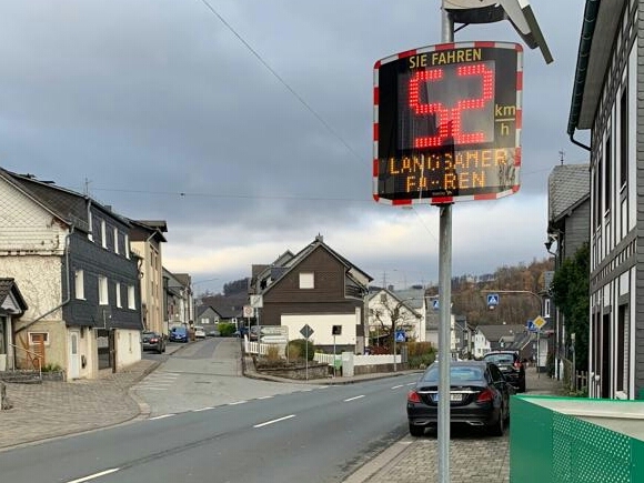 Die temporr aufgestellte Messtafel in Mudersbach. Sie soll aus Sicht der Whlergruppe Sttzel durch dauerhaft und fest installierte Messtafeln ersetzt werden. (Foto: Whlergruppe Sttzel) 