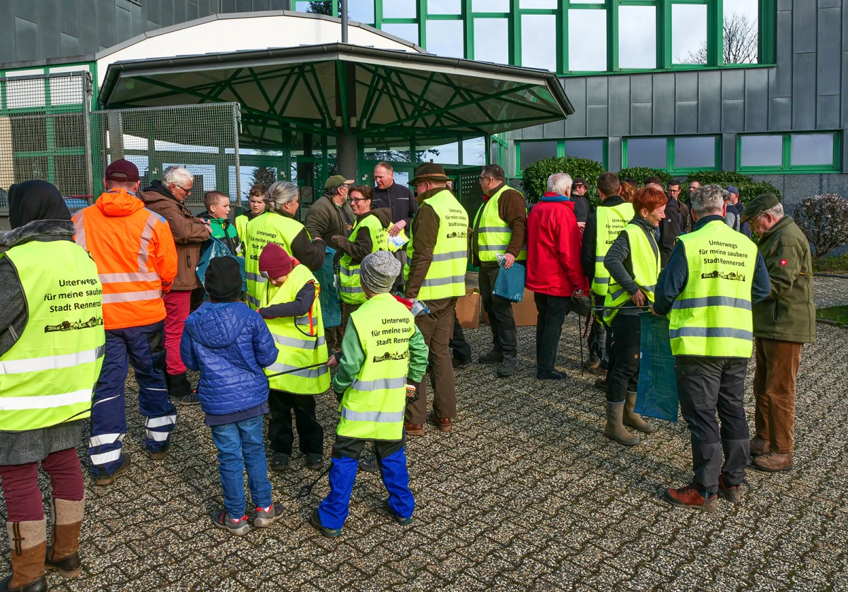 Die Zahl der Helfenden war gro. (Fotos: HGH/Stadt Rennerod)